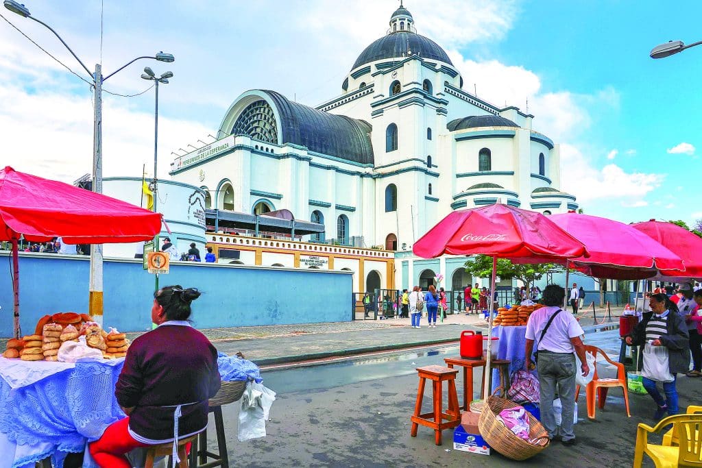 El movimiento comercial en los alrededores de la Basílica es abundante desde principios de noviembre.