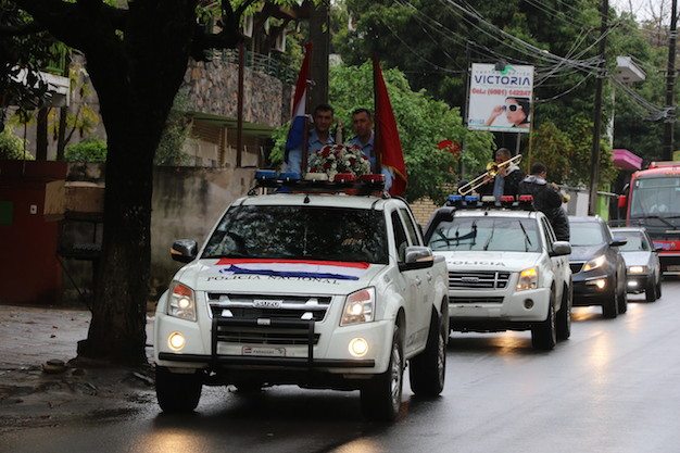 Los uniformados hicieron caravana hasta la capilla. Foto Wilfrido Ortega