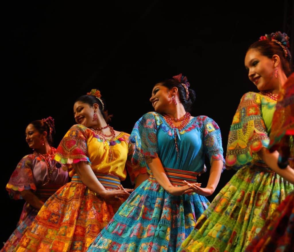El elenco difunde el significado de los trajes tradicionales.