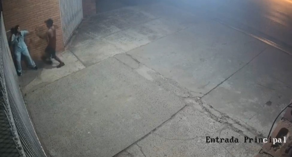 Imputan a hombre que atacó con un arma blanca a una trabajadora. Foto: Captura de video