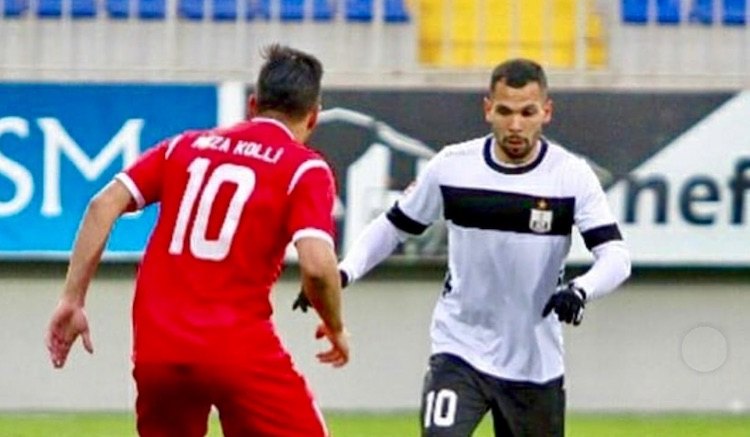 De rojo, frente a frente, para disputar una pelota, con su hermano Derlis.