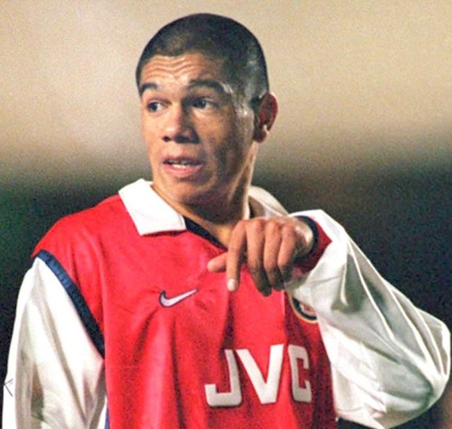 Un año jugó en el Arsenal.