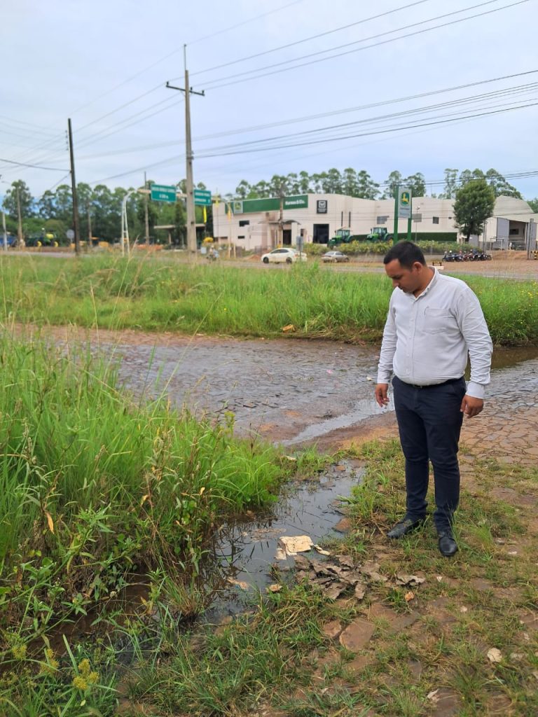 El concejal municipal de Cambyreta, Diego Colmán Adami, durante un recorrido de observación en la zona del barrio Arroyo Porä.