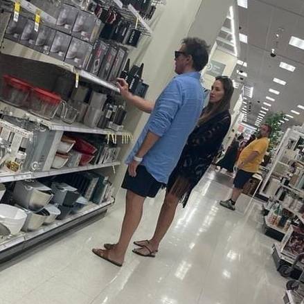 En la instantánea se puede ver al “El Sol” junto a una mujer, de compras. (FOTO: quien.com)