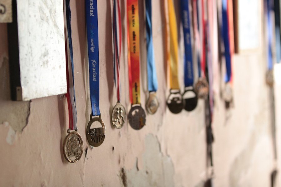 Estas son algunas de las medallas que tiene ña Filo, pero además tiene trofeos.