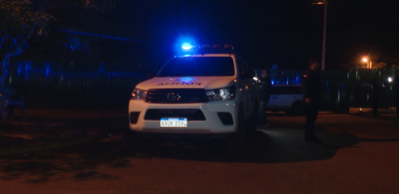 El hombre fue auxiliado a bordo de una patrullera. Foto: Captura de video