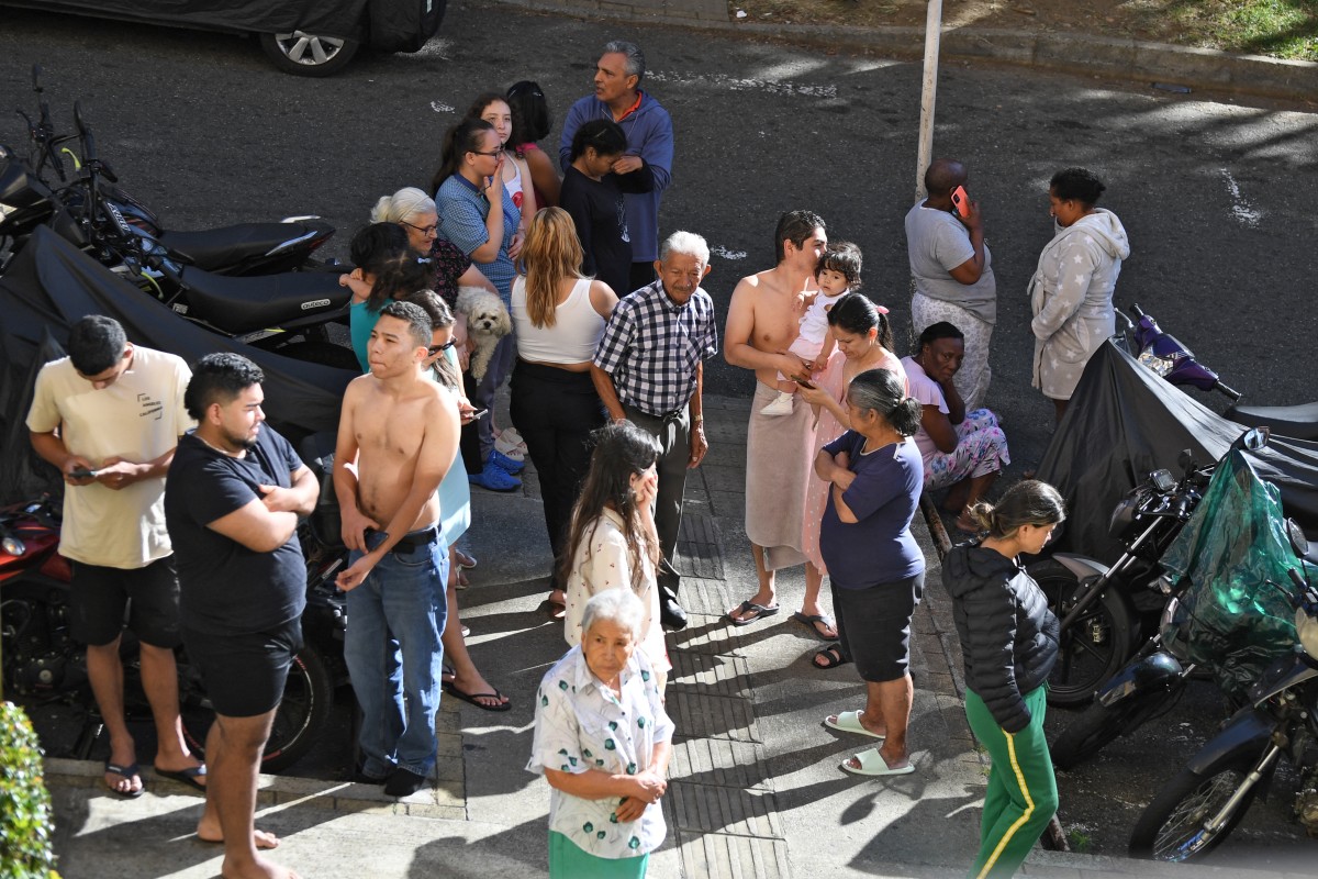 Evacuaciones por potente sismo en Colombia. Medellin no reporta víctimas fatales, de momento.