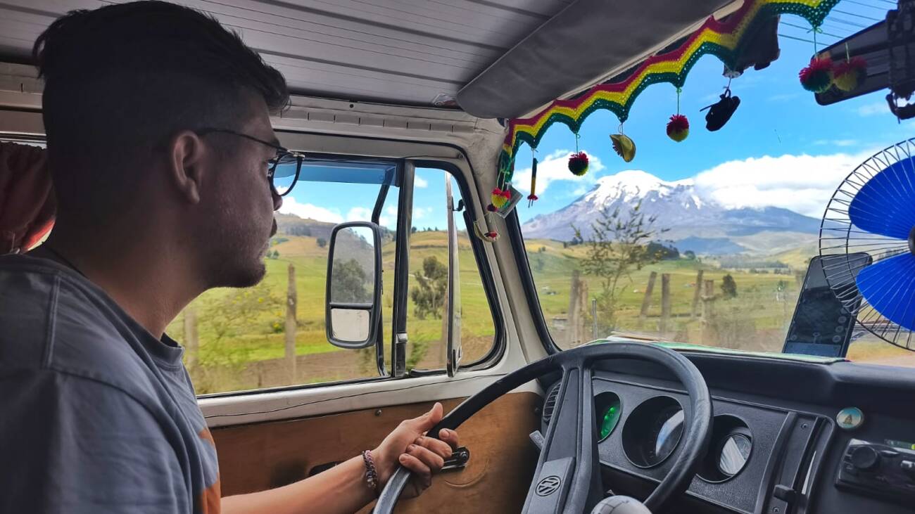 Daniel, conduciendo su Kombi, junto a su señora, camino al volcán Chimborazo, en Ecuador.