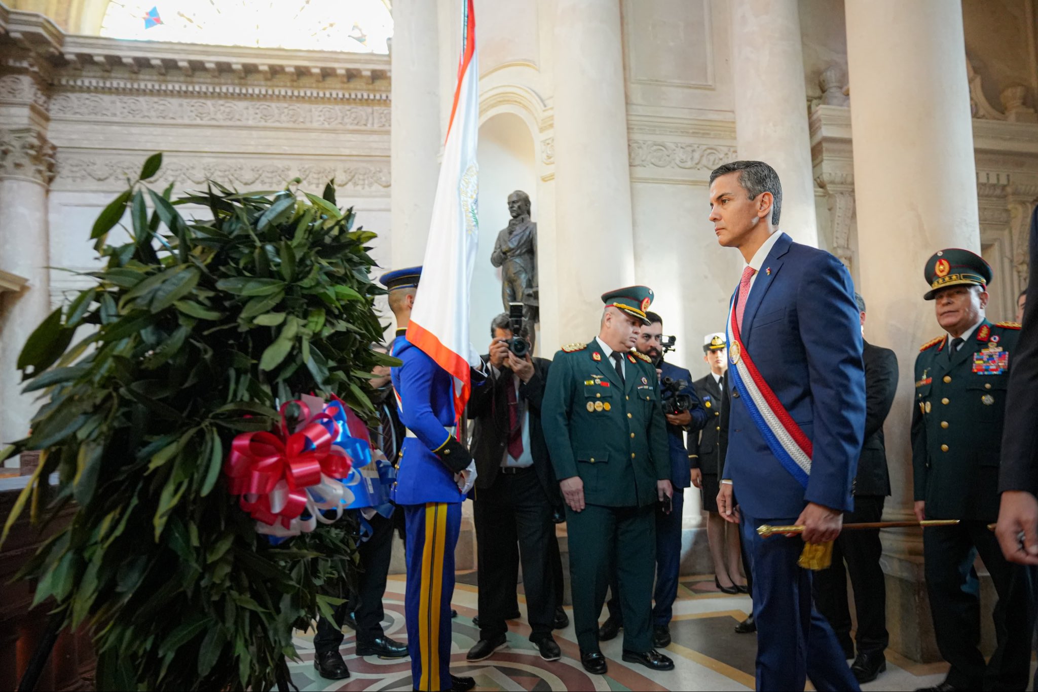 Peña y Alliana colocaron ofrendas florales a los próceres patrios en el Panteón de los Héroes. Foto: Presidencia