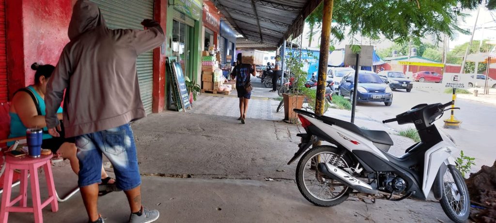Calles vacias con vendedores y paseros aguardando a clientes.