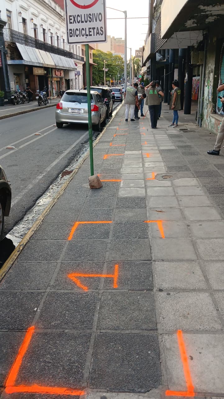 El reordenamiento se realizó debido a denuncias por la instalación irregular de nuevos puestos que desplazaron a vendedoras históricas del lugar, generando conflictos y desorganización.