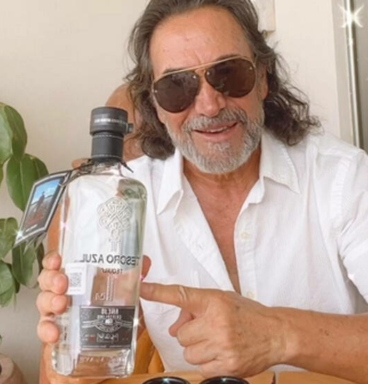 El mexicano hasta tiene su propia marca de tequila, bebida charra. (Foto: @marcoantoniosolis_oficial)