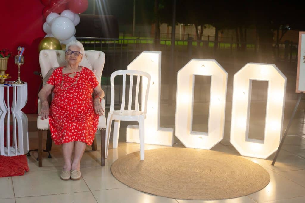 En toda la noche, Celmira no dejó de sonreír y de posar para las fotos junto a sus familiares.