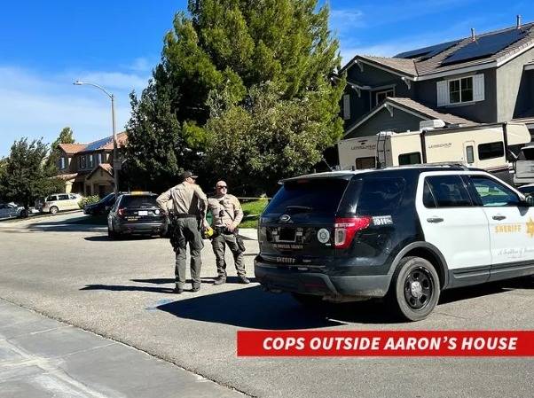 Los policías de 911 cuando llegaron a su casa. TMZ