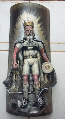 REY DE COPAS. Parece en 3 D y solo fue armado encima de una teja común y corriente.