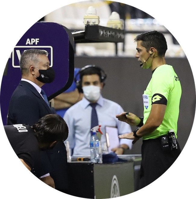Mario Díaz de Vivar, al momento de recurrir al monitor del VAR en el partido Libertad- Cerro.