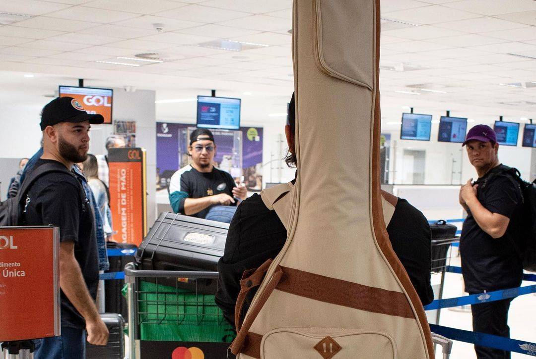 Los músicas de "Tierra Adentro" en el aeropuerto. @tierraadentropy