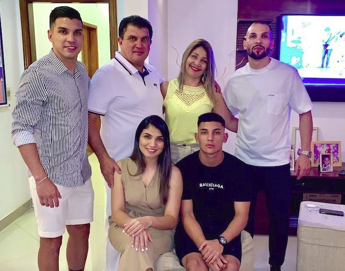 Con papá Derlis, mamá Gladys, su hermano también Derlis y otros integrantes de la familia.
