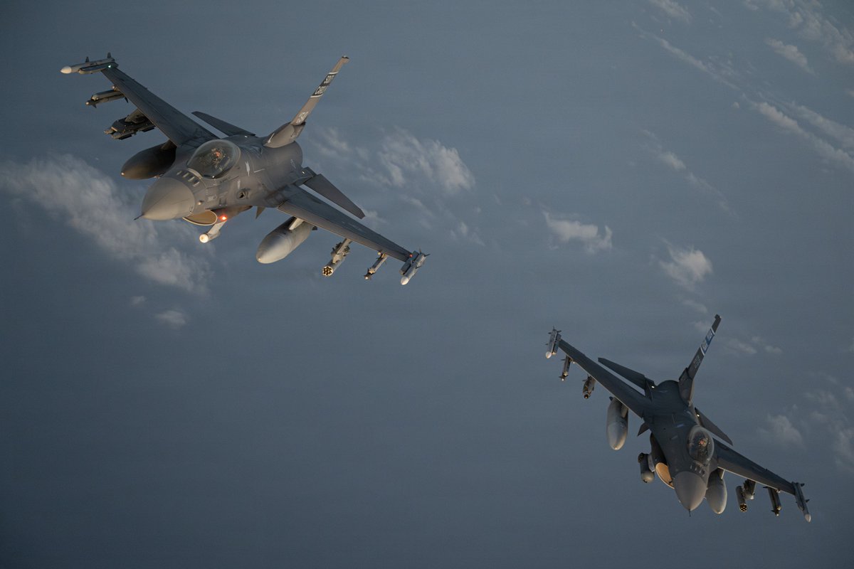 Dos aviones de combate F-16 de la Fuerza Aérea de EE.UU. patrullan los cielos sobre Oriente Medio. Las fuerzas de EE.UU. permanecen vigilantes y listas. (CentCom en X)