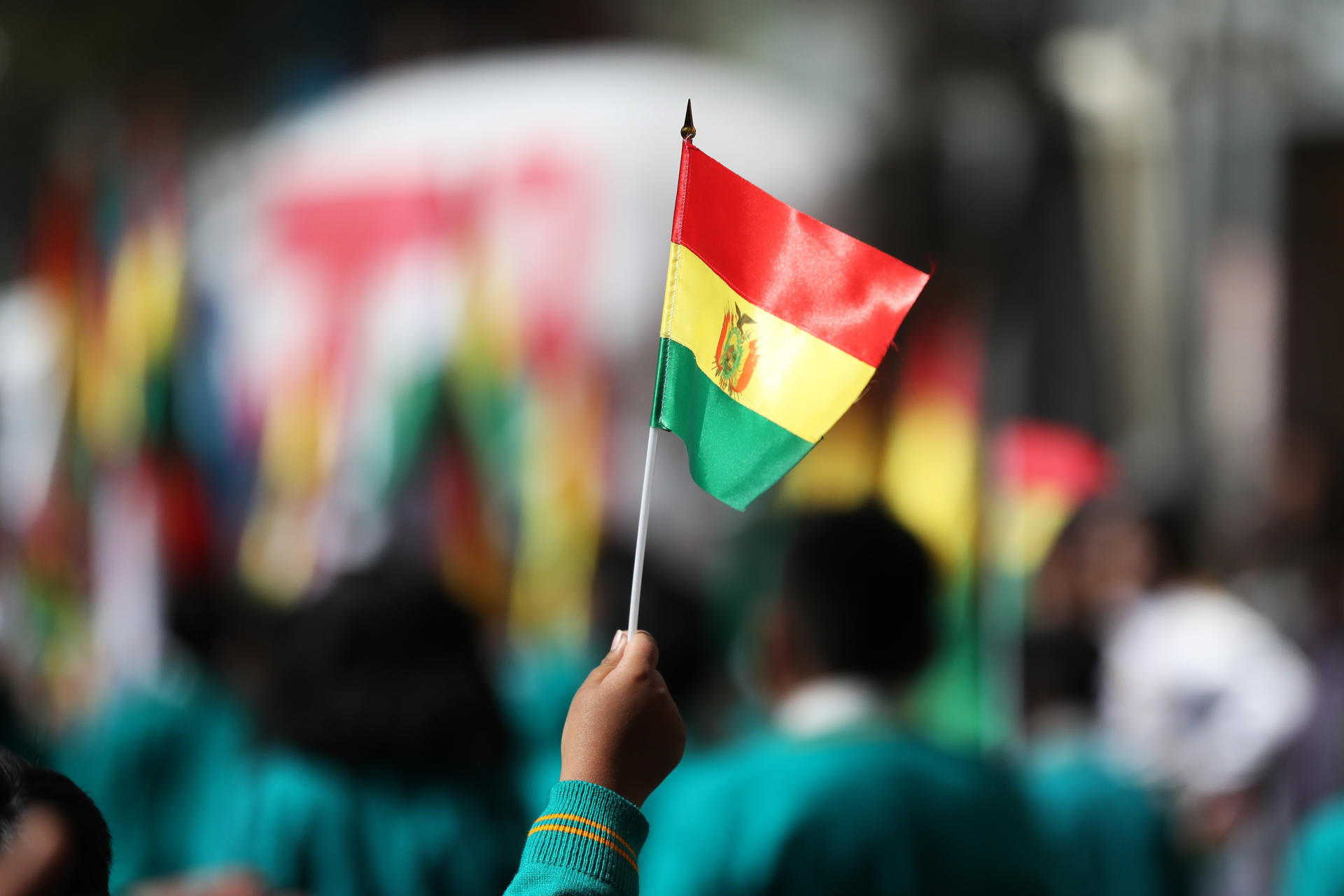 Un estudiante sostiene la bandera de Bolivia durante un desfile cívico previo a la conmemoración del 201 aniversario de la independencia de Bolivia.