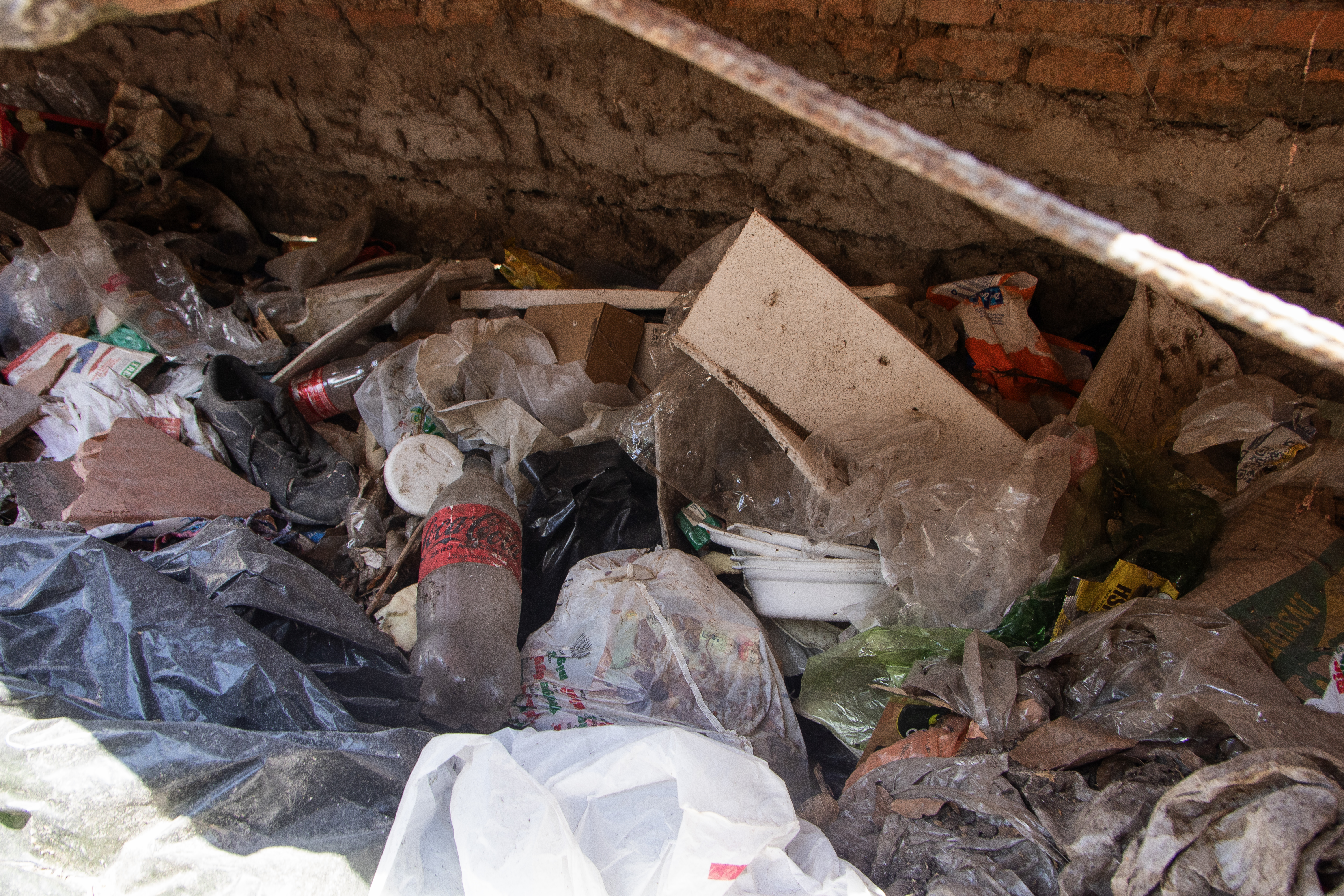 La basura acumulada en ciertos sectores causa vergüenza a los vecinos cuando llegan visitantes internacionales a su barrio.