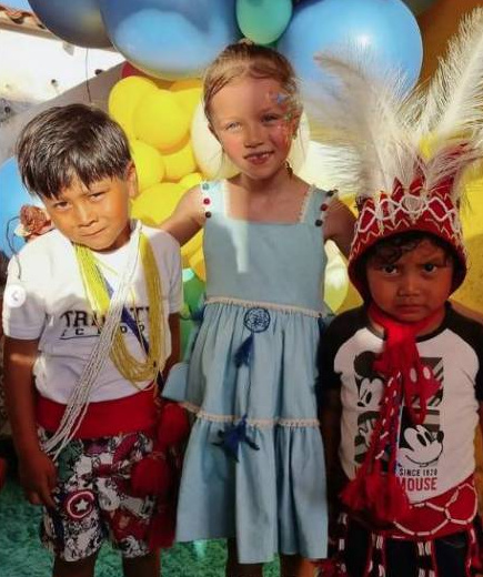 Un año más, la hija de la conductora cumplió su pedido de celebrar con niños indígenas. (Captura de pantalla)