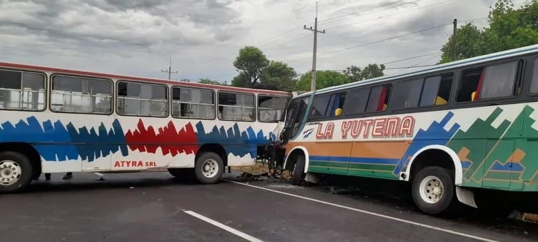 Primer accidente. El 2 de enero. Un colectivo choca por detras a otro que estaba estacionado. Varios pasajeros heridos. Aparentemente, la falla en los frenos fue la causa del choque.