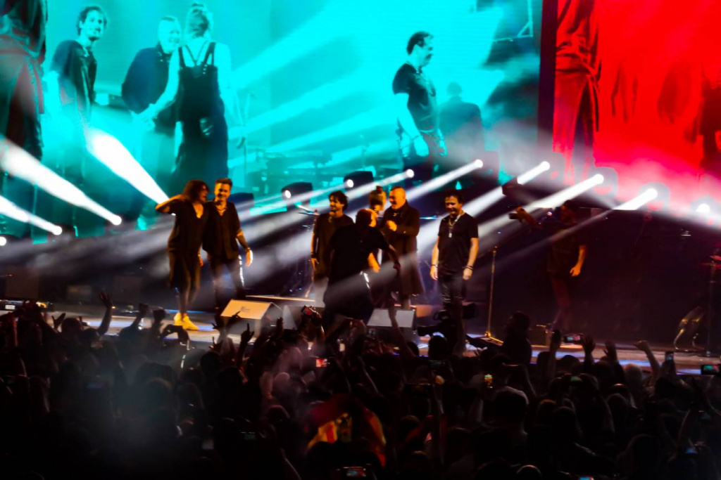 La banda y cantantes invitados se despidiéndose del público paraguayo.