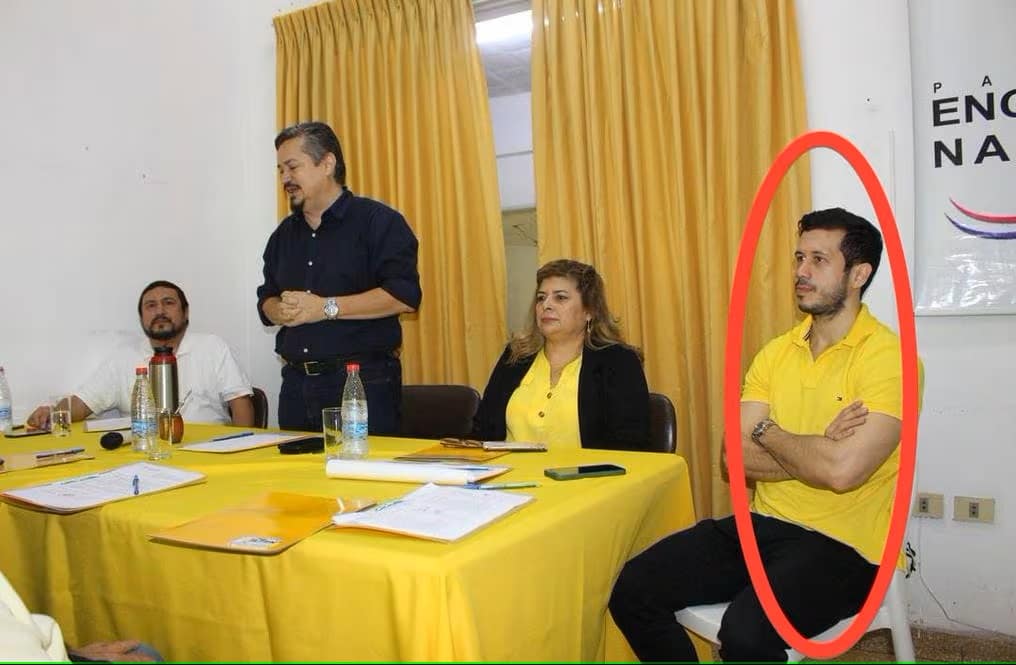 José Luis Torales, participando en un acto político partidario, siendo funcionario de la Contraloría General de la República.