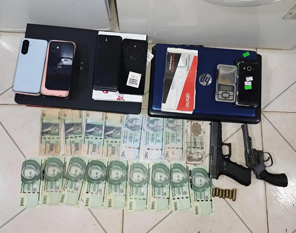 La Policía examina prendas halladas en las viviendas vinculadas a los sospechosos.