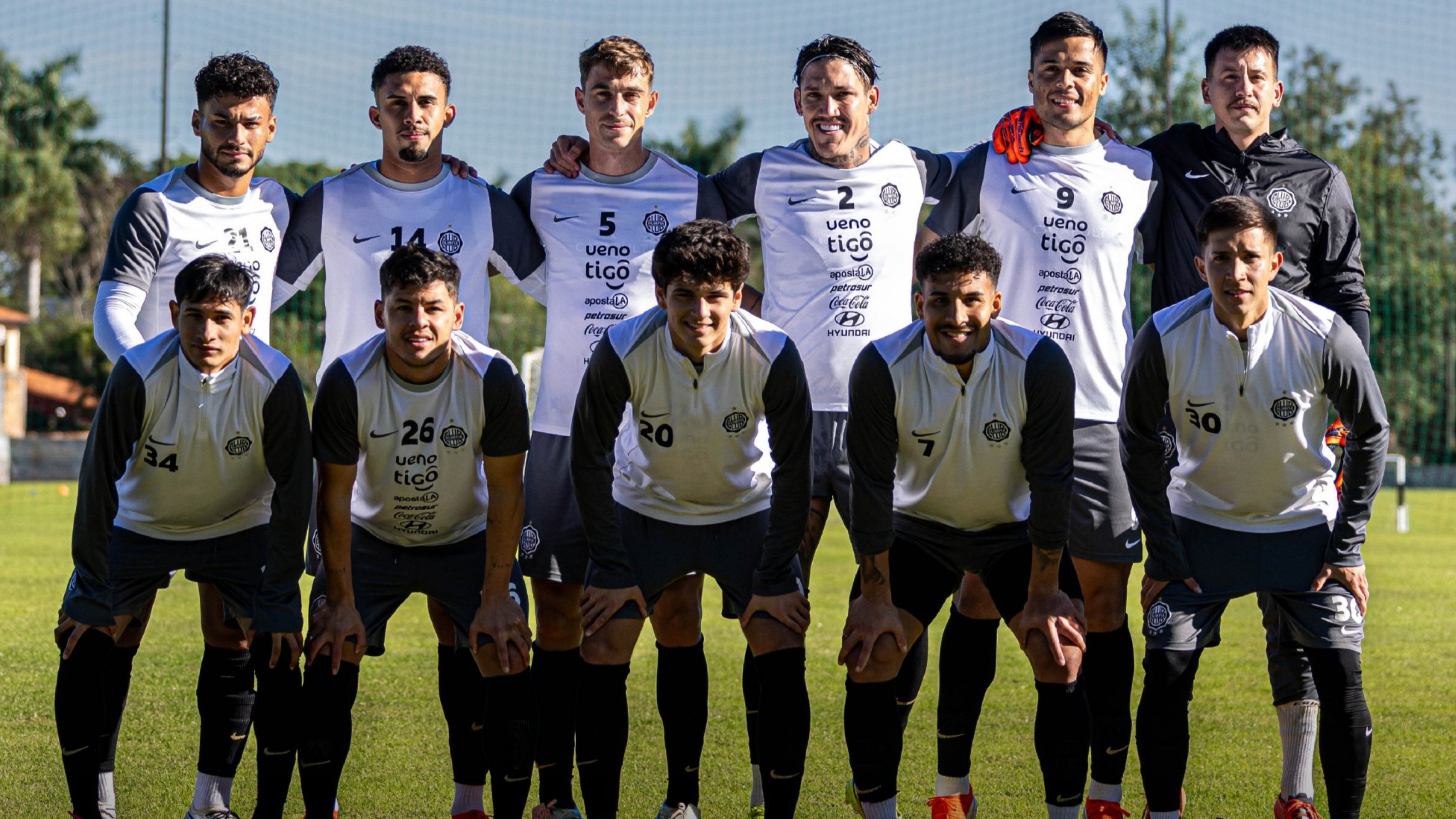 Parados: Olmedo, Vargas, Alfaro, Bentaberry, Sandoval y Lentinelly: sentados: Zarza, Sánchez, Delmás, Cardozo y Rodríguez.