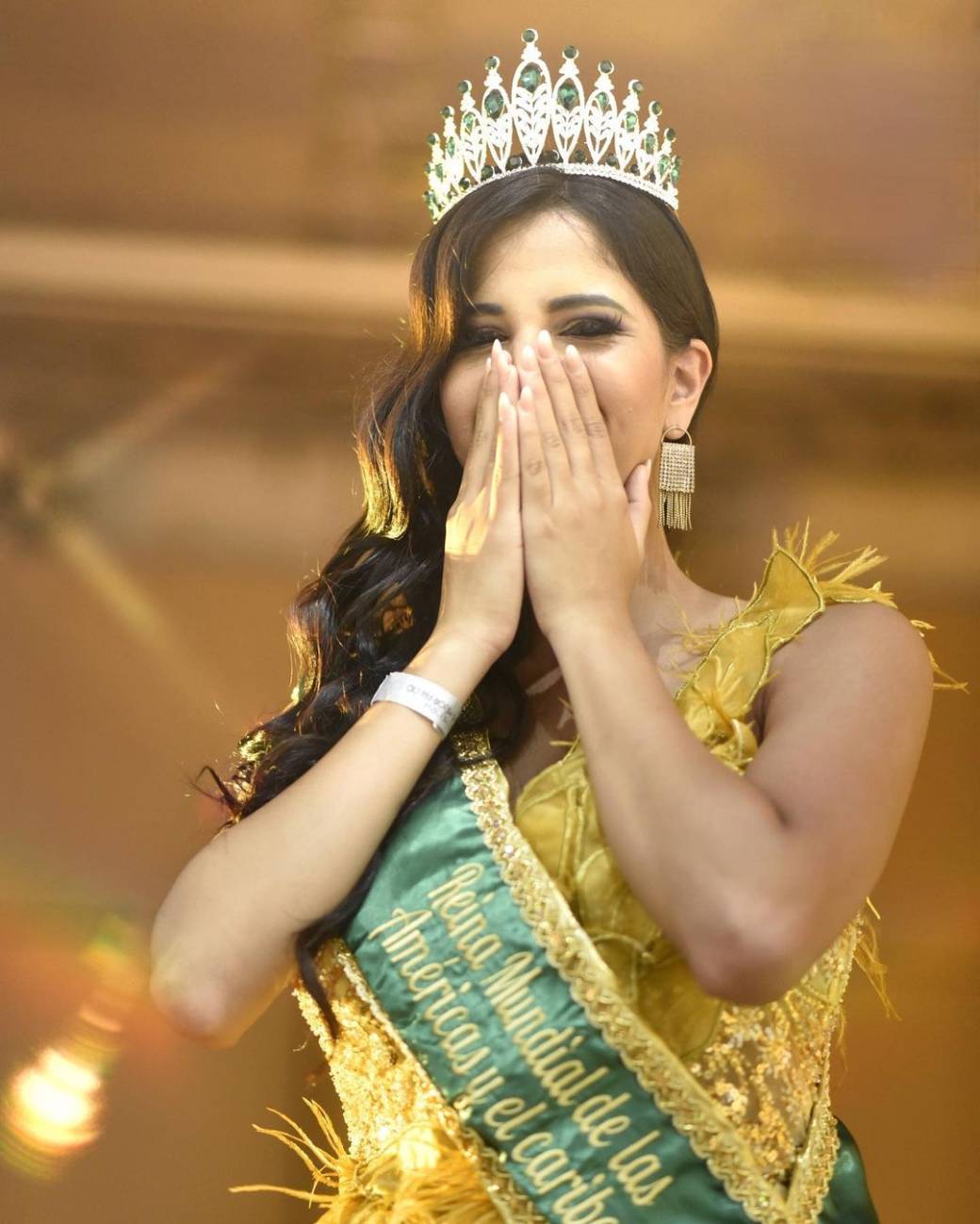 Fio Zaracho, portando su corona de Reina Mundial de las Américas y el Caribe. (FOTO: @fiorellazarachopy)