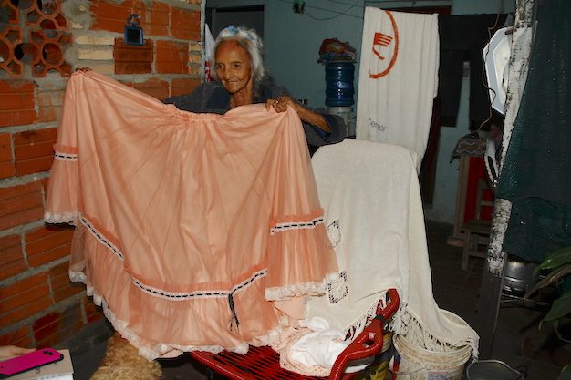 VESTUARIO. Doña Nena muestra uno de sus tantos trajes típicos.