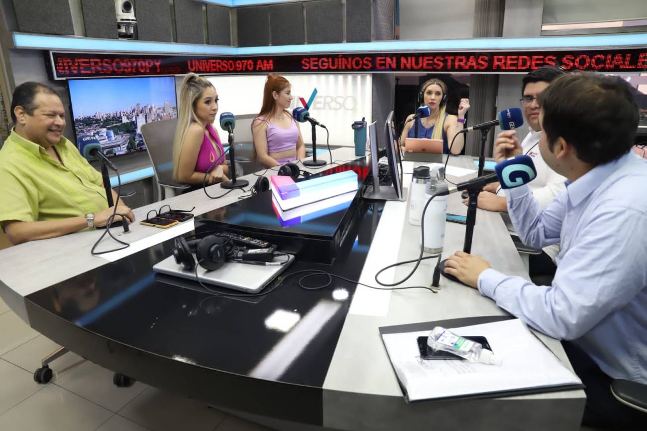 Nuestra finalista de Miss Bombonazo con el equipo de Cuenta Final en el estudio de Universo / GEN. Foto: Jorge Jara.