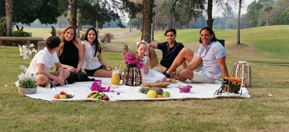 Roque Santa Cruz con su esposa Gisselle y sus 4 hijos.