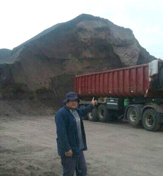 Uno de los laburadores se tomó una foto con la imagen la fondo. (Gentileza)