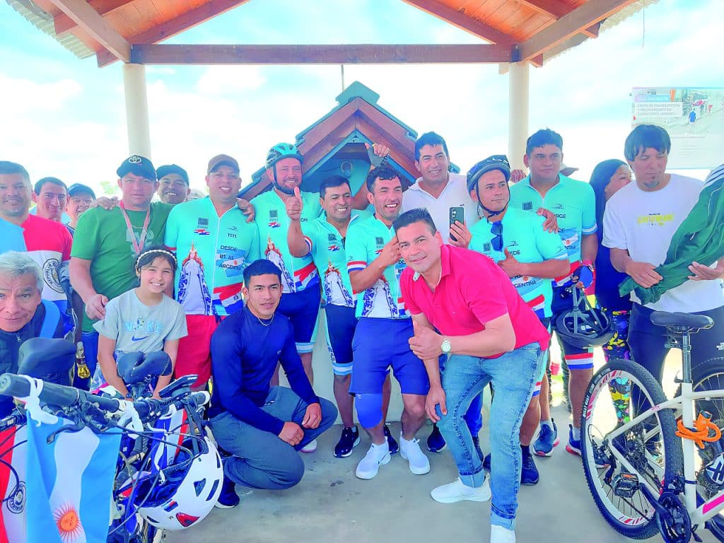 La decisión del largo viaje acumula las experiencias de los años en el extranjero, donde la adaptación laboral, el sostenimiento familiar y la distancia de la tierra natal marcan la vida cotidiana de cada uno de los participantes.