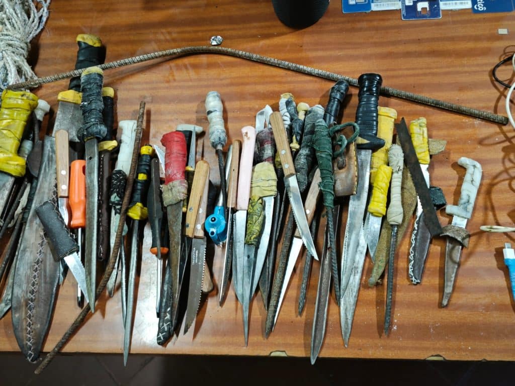 Armas de fabricación casera y otos elementos incautados.