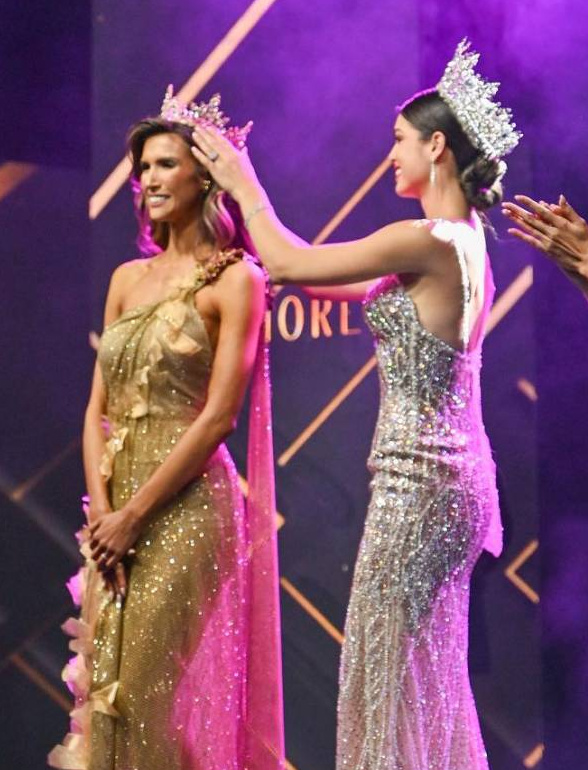Lele Ashmore, recibiendo la corona de manos de Nadia Ferreira. (FOTO: @leleashmore)