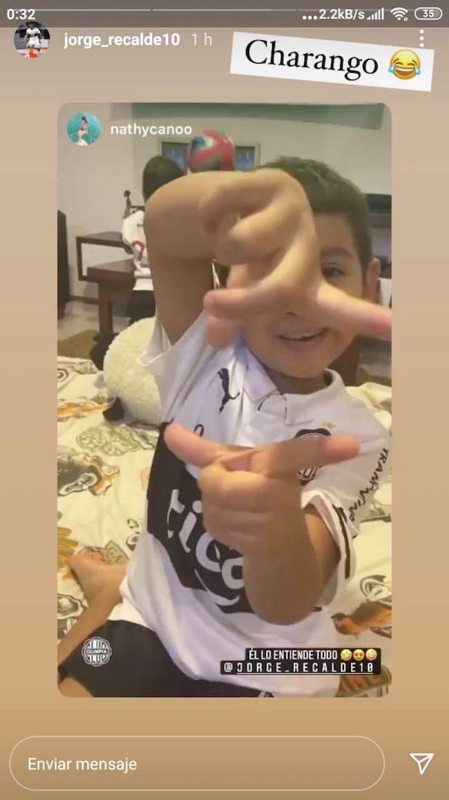 El hijo del pelotero mostrando el mismo gesto en un video.