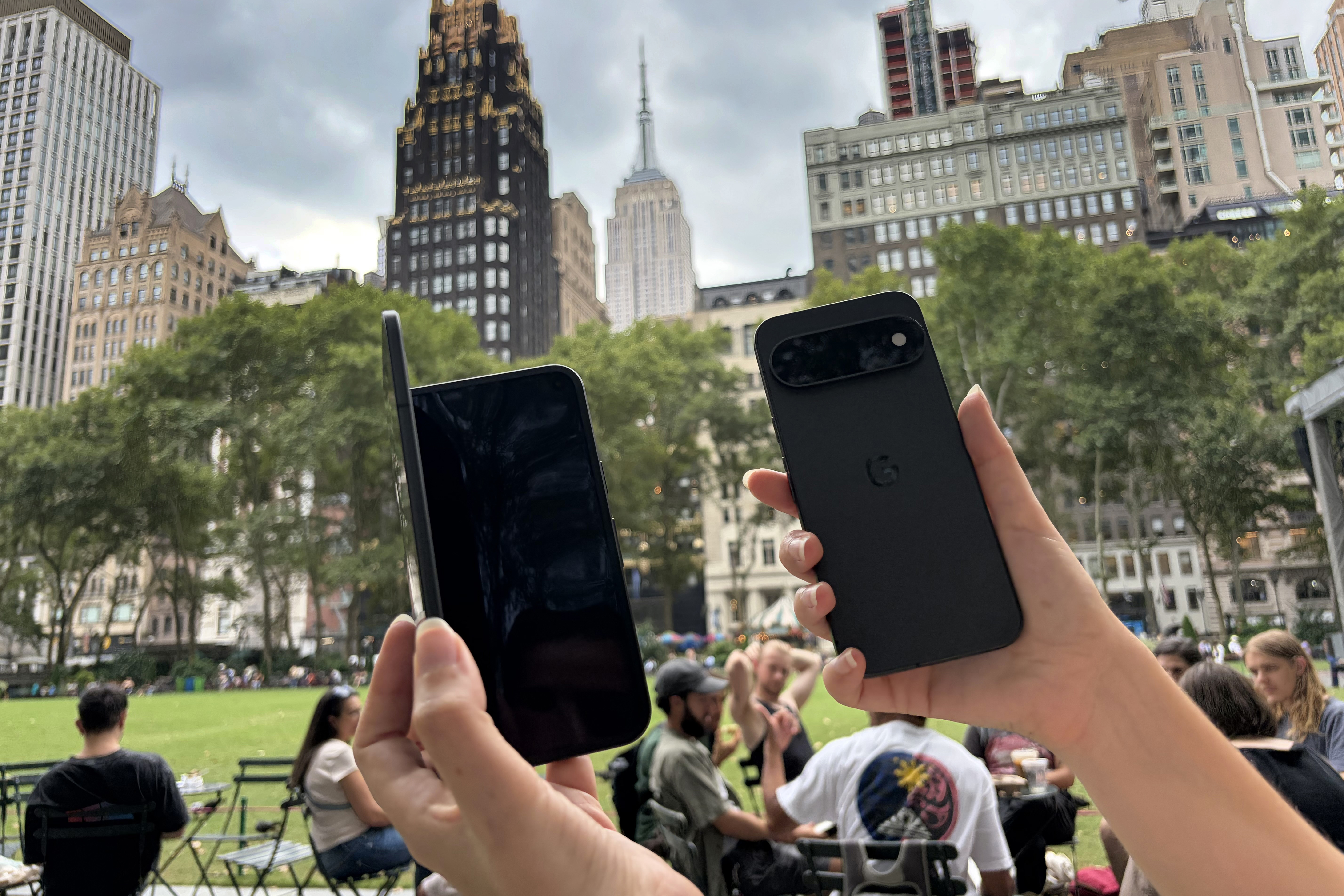Una persona sostiene teléfonos Pixel 11 Pro Fold (i) y Pixel 11 Pro de Google, unos dispositivos potenciados con inteligencia artificial (IA) -hasta en las cámaras- y equipados con un sistema de notificaciones luminosas que avisan al usuario incluso si tiene el teléfono boca abajo, este miércoles en Nueva York (EE.UU.).