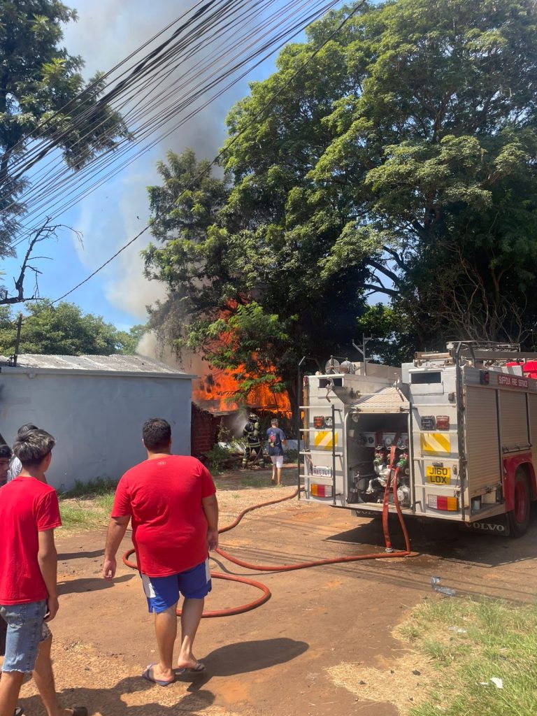 Vecinos observan impotentes cómo el fuego consume la vivienda por completo.