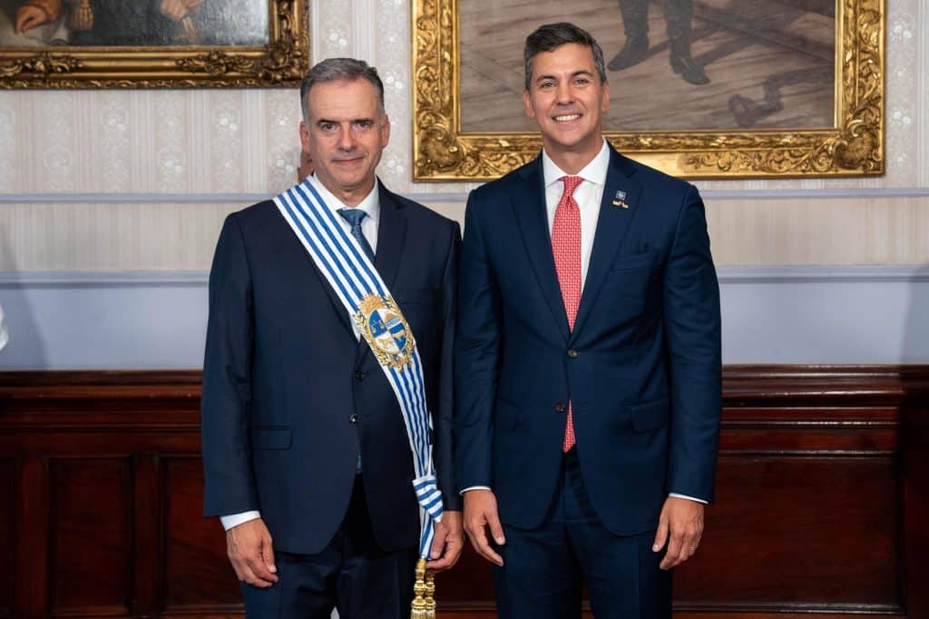 El proyecto requeriría una negociación tripartita conArgentinapara definir rutas, inversiones y condiciones logísticas del cruce fronterizo entreUruguayyParaguay.