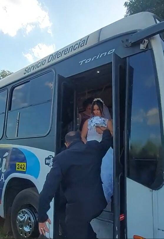 Momento en que la novia desciende el bus. (Gentileza)
