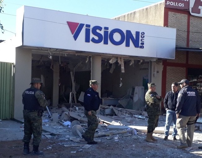 Destruido en su totalidad quedó el local del banco asaltado en julio.