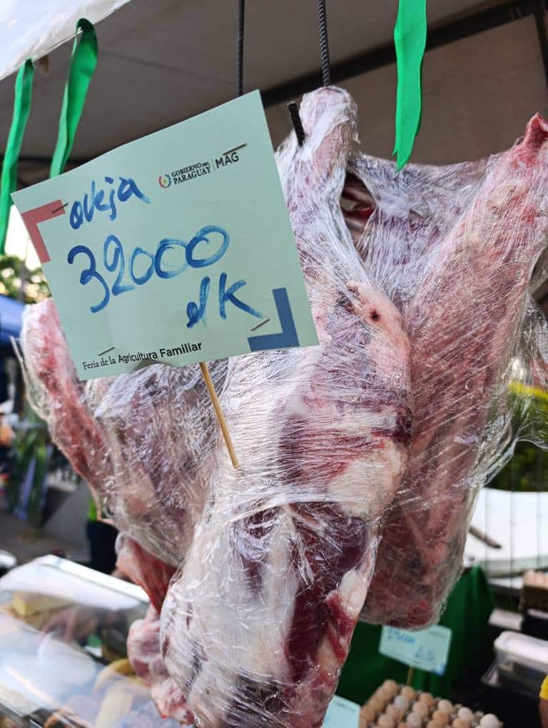 En la feria se puede encontrar carnes de diferentes tipos para la mesa familiar, así comotambién postres, artesanía indígena y flores.
