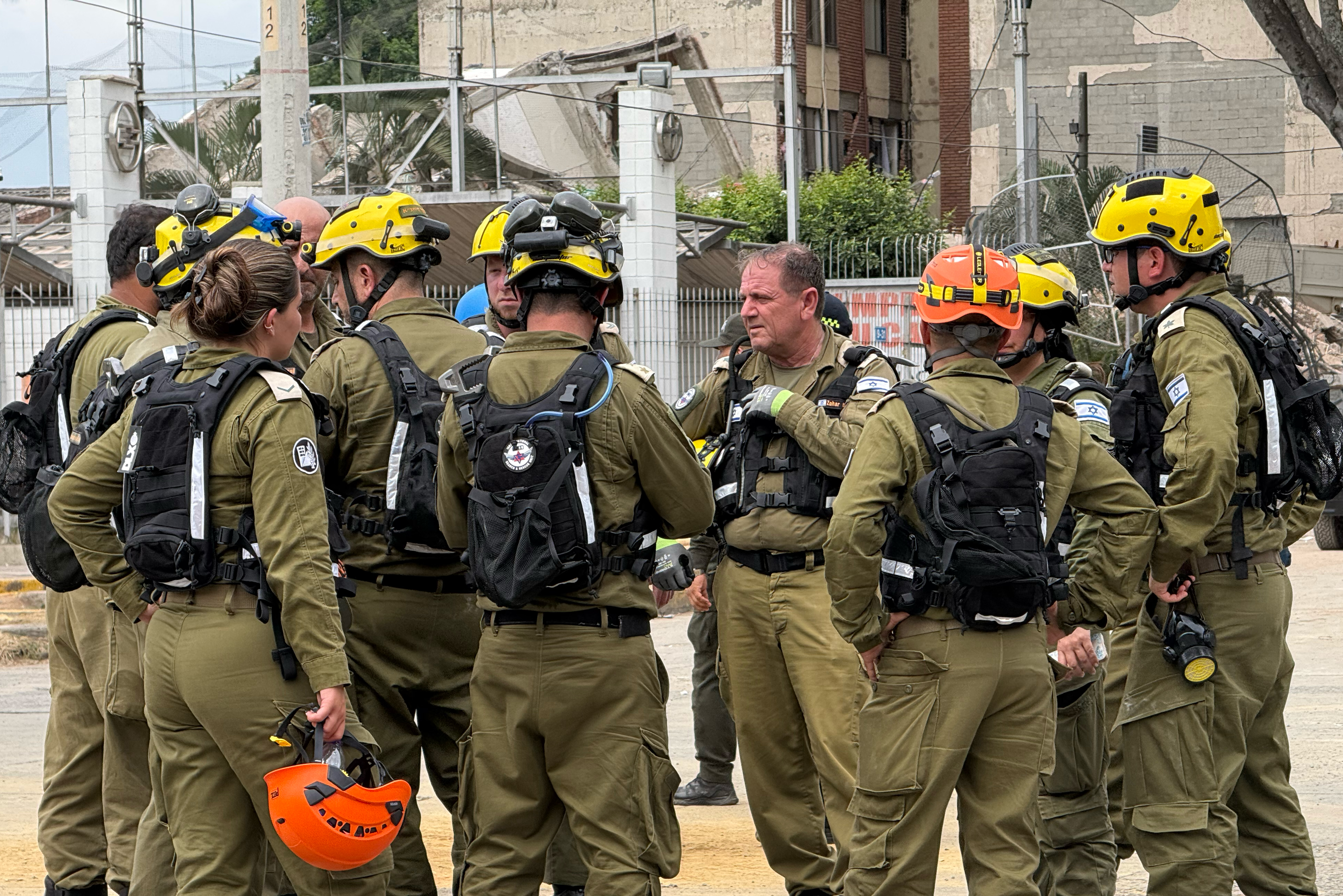 Integrantes de las Fuerzas de Defensa de Israel (FDI) patrullan calles este viernes, en Cali (Colombia). Un contingente de 82 militares de las FDI, entre ellos rescatistas, ingenieros y especialistas en distintos campos, llegó este viernes a Cali para apoyar las labores de búsqueda y rescate tras el terremoto de magnitud 7,4 que sacudió el centro y el suroeste de Colombia.