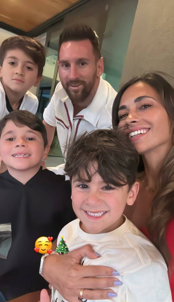 Messi con su esposa y sus hijos, en su casa. @antonelarocuzzo