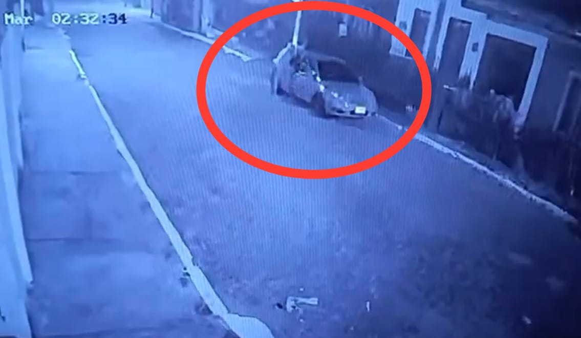 Hurtan automóvil de un joven en frente de su casa en San Lorenzo. Foto: captura de video