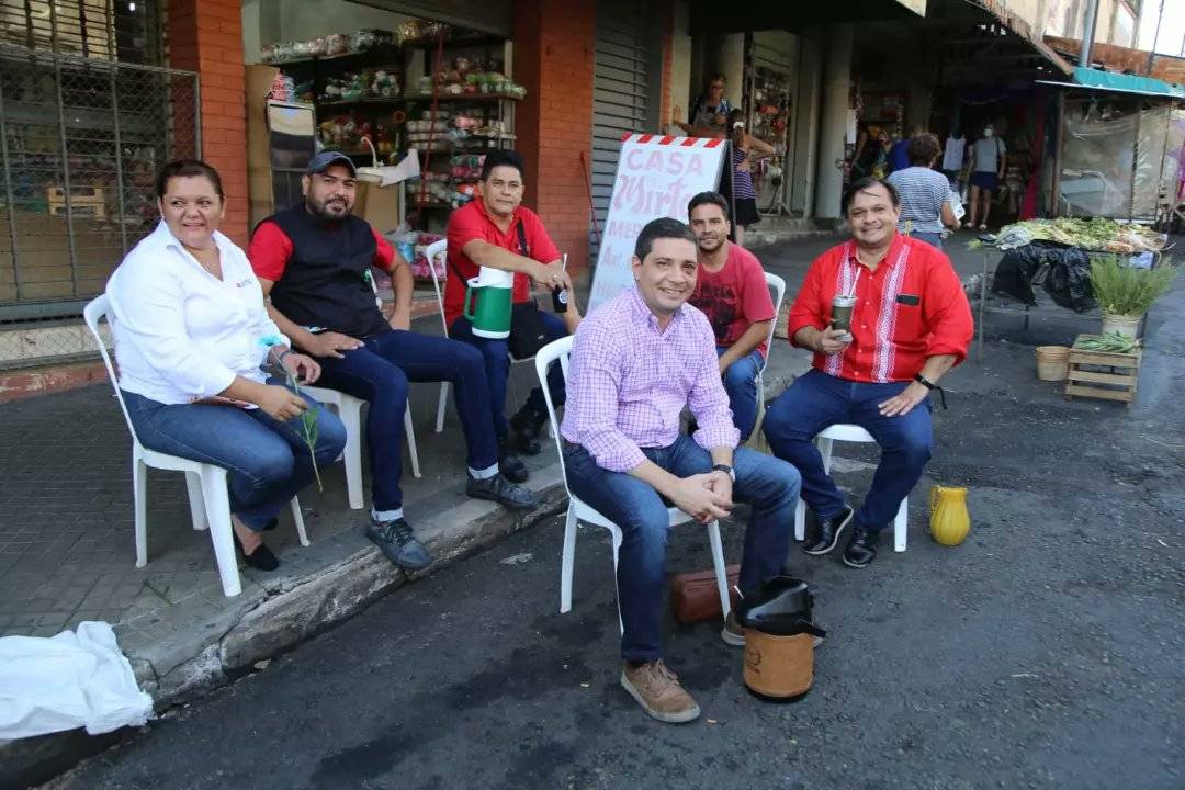 Villalba estuvo esta mañana compartiendo con los funcionarios de la muni el festejo del Día del Tereré. Foto: Gentileza.